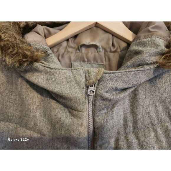 O35 GAP wool blend quilted zip-up gray coat with tan fur hood and pockets - Picture 7 of 9